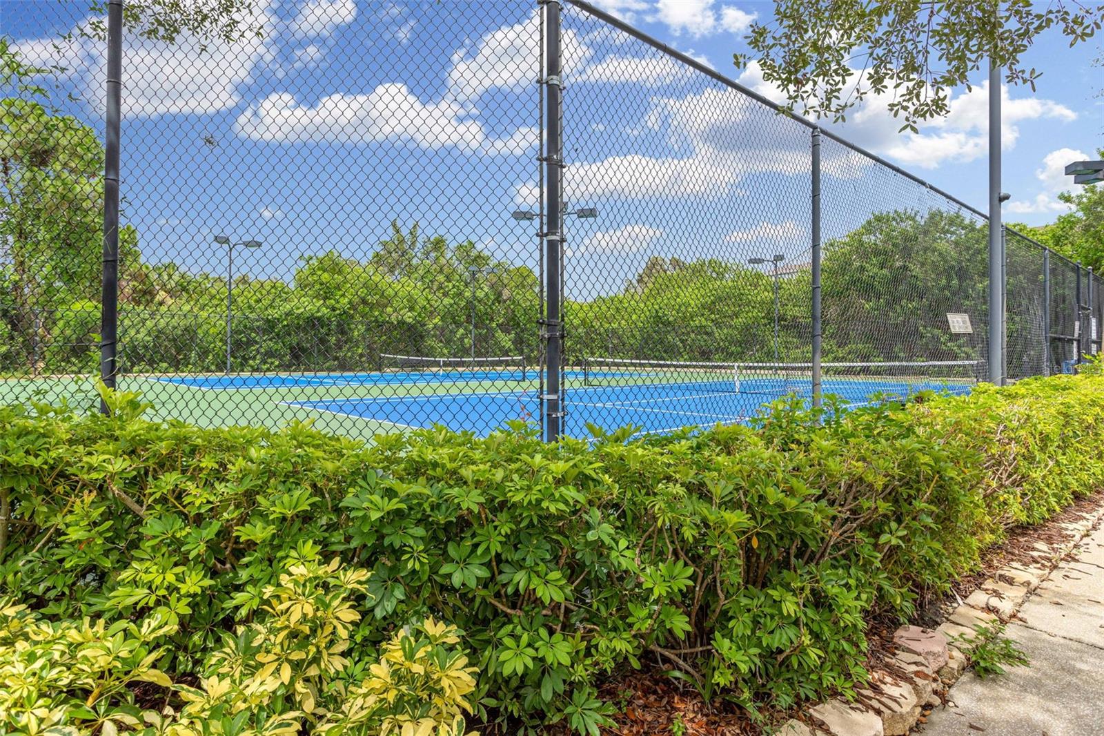 Listing photo id 25 for 739 Vallance Way Ne