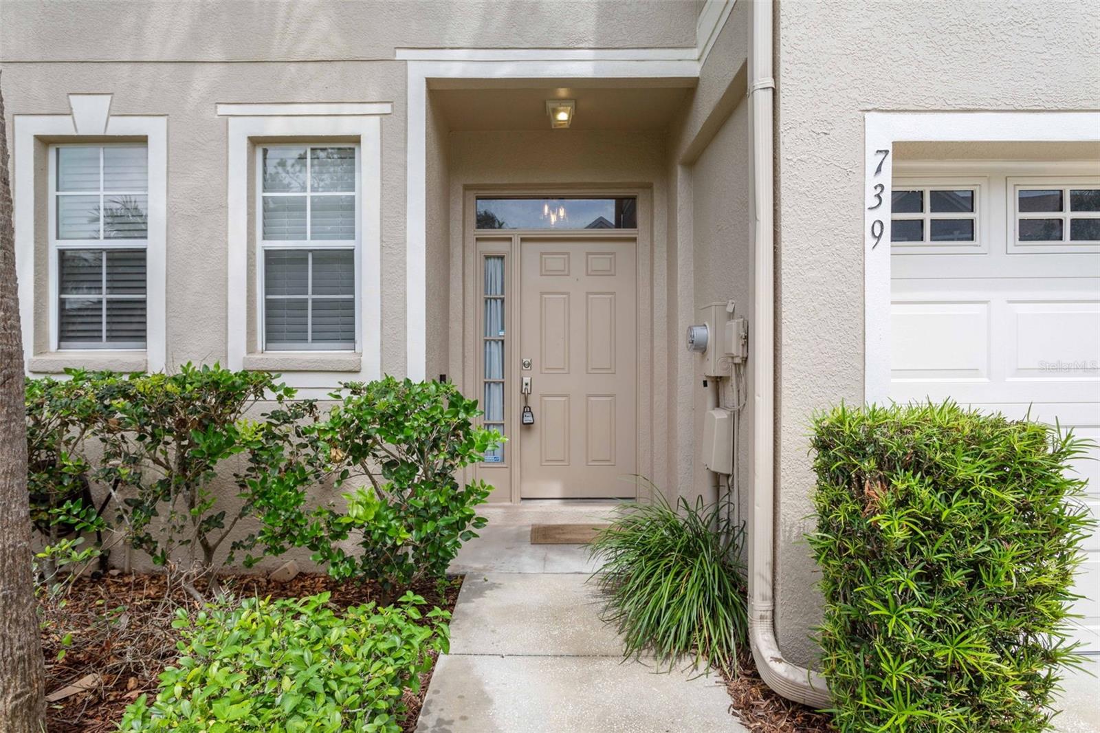 Listing photo id 1 for 739 Vallance Way Ne