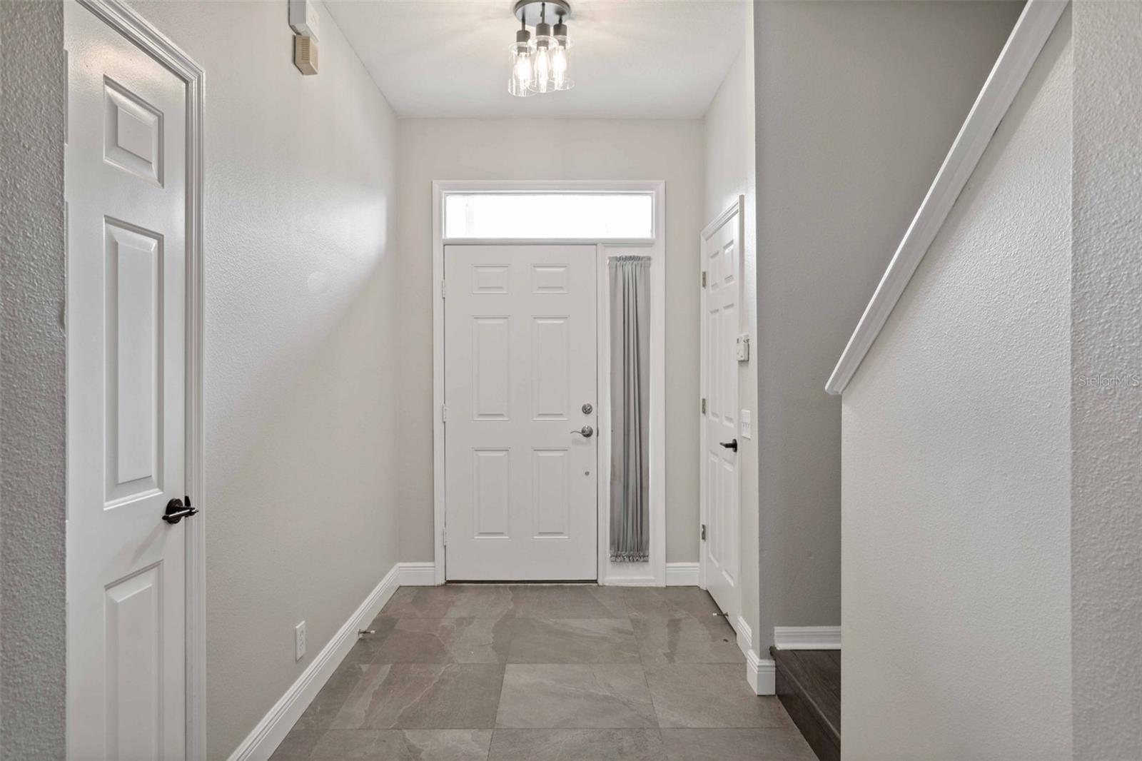 Listing photo id 2 for 739 Vallance Way Ne