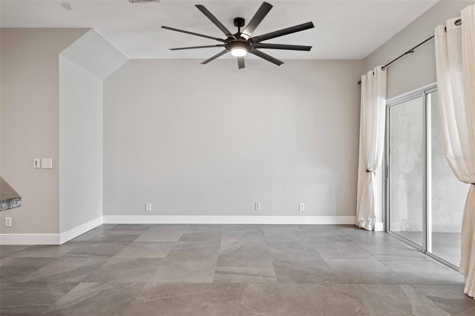 Listing photo id 3 for 739 Vallance Way Ne
