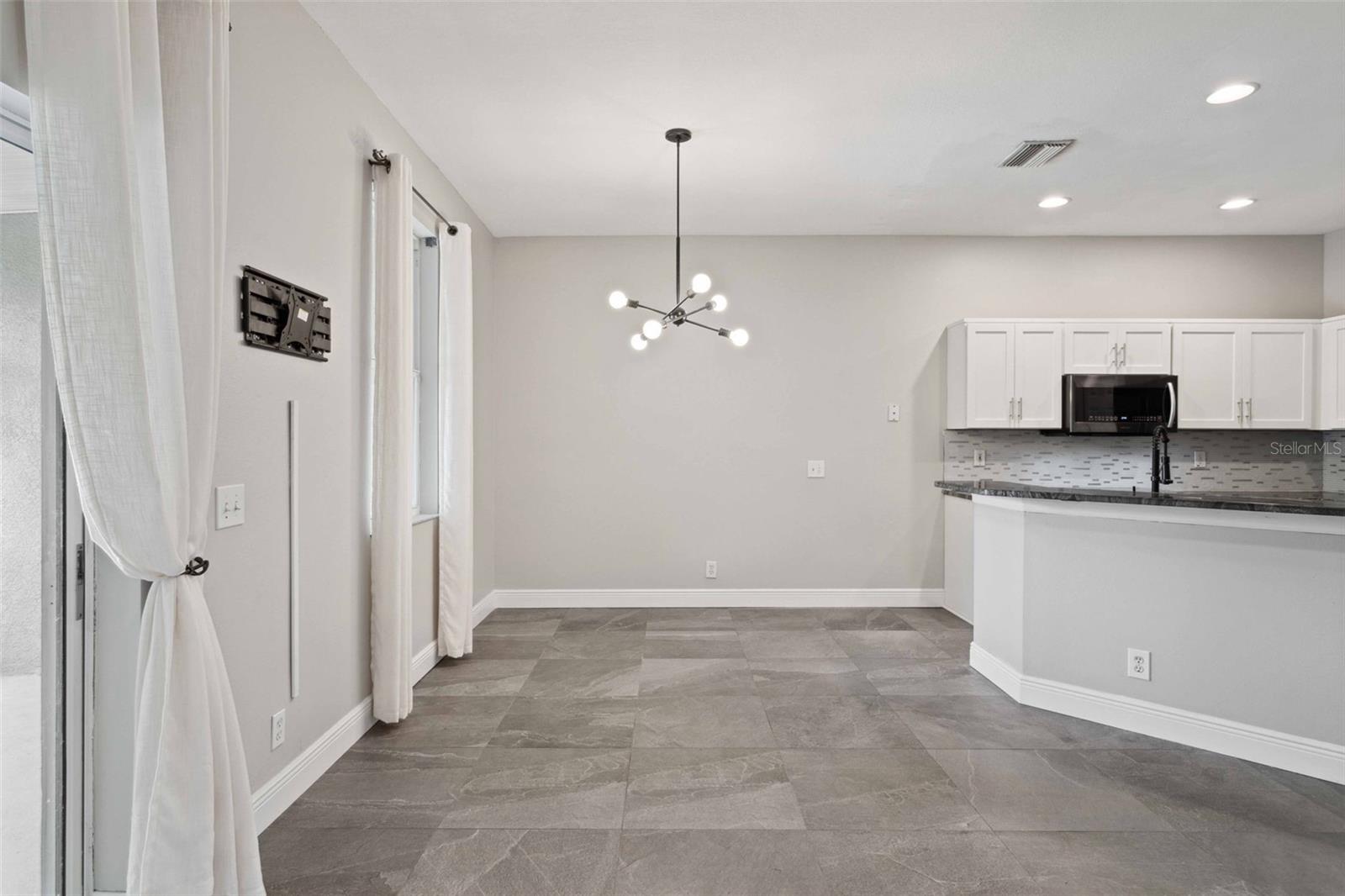 Listing photo id 5 for 739 Vallance Way Ne