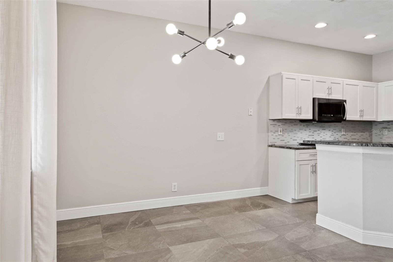 Listing photo id 6 for 739 Vallance Way Ne