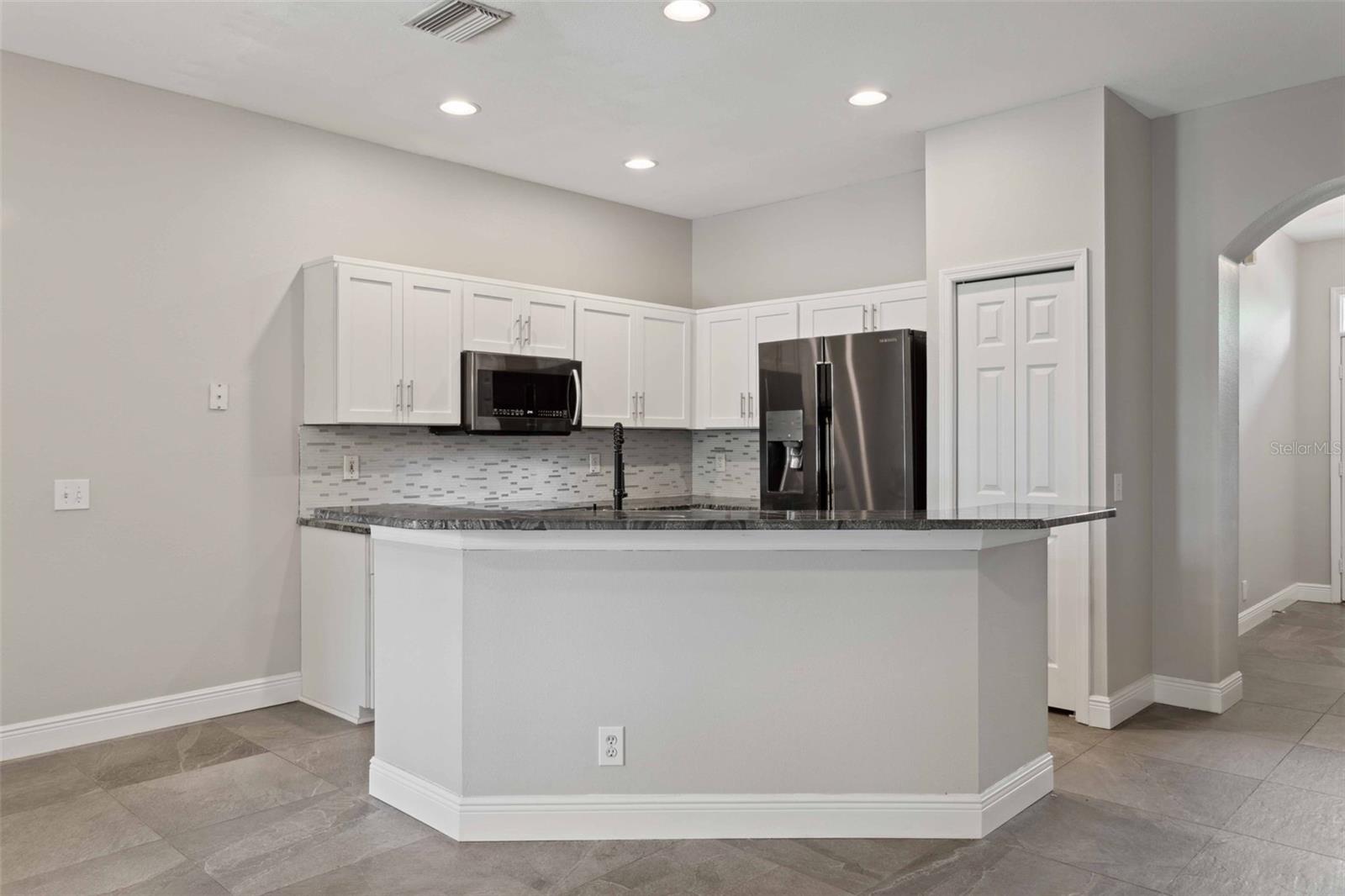 Listing photo id 7 for 739 Vallance Way Ne