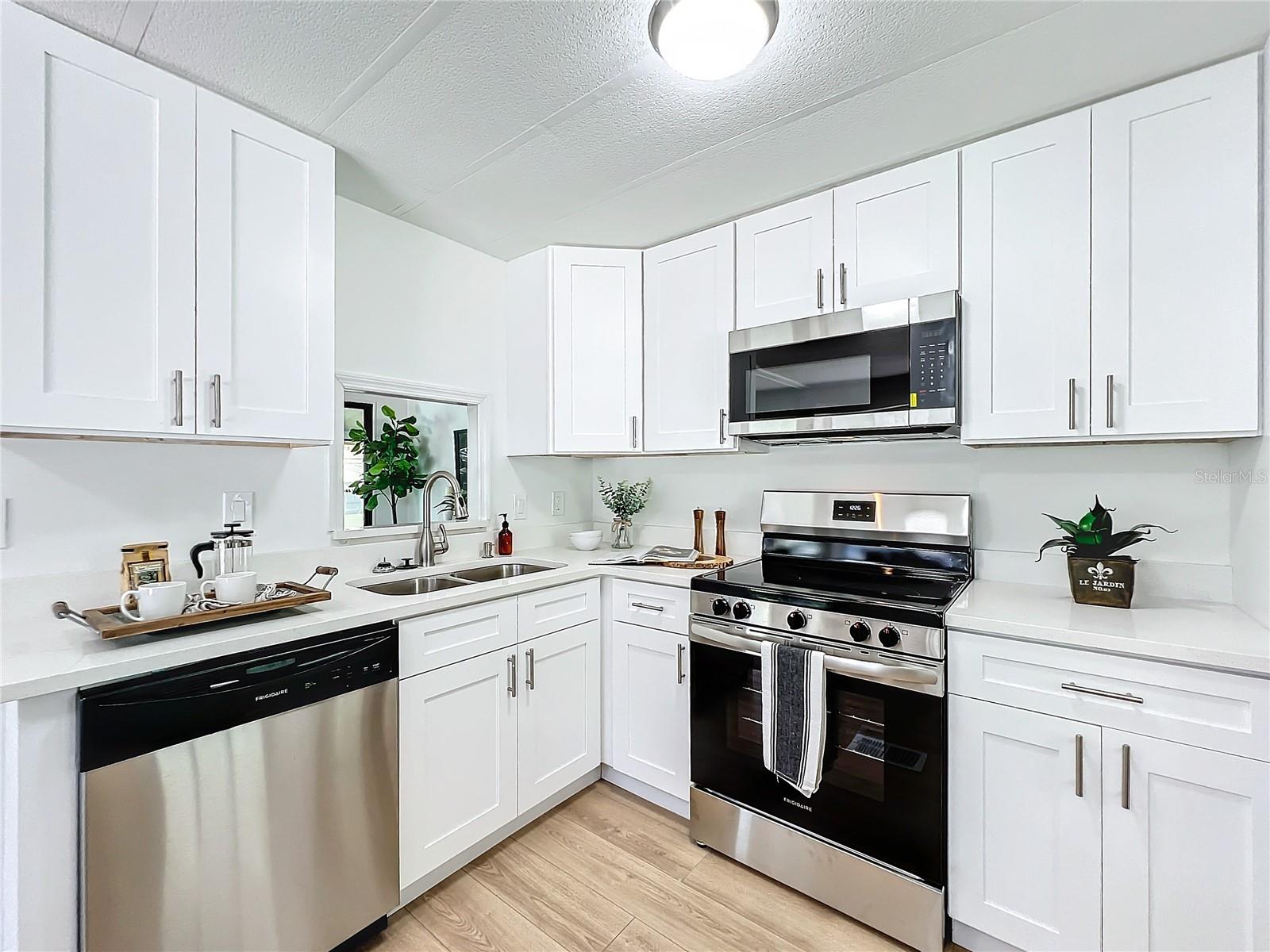 Image 3 of 23 For 241 Menlo Park Avenue