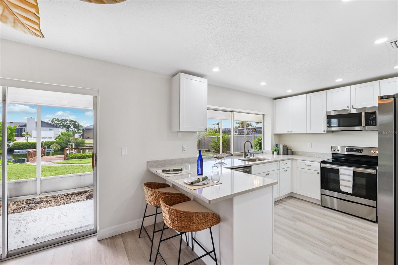 Listing photo id 11 for 6521 Bimini Court