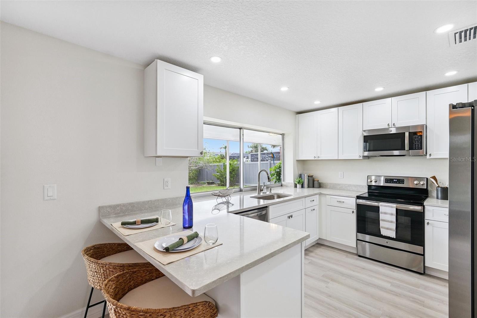 Listing photo id 12 for 6521 Bimini Court