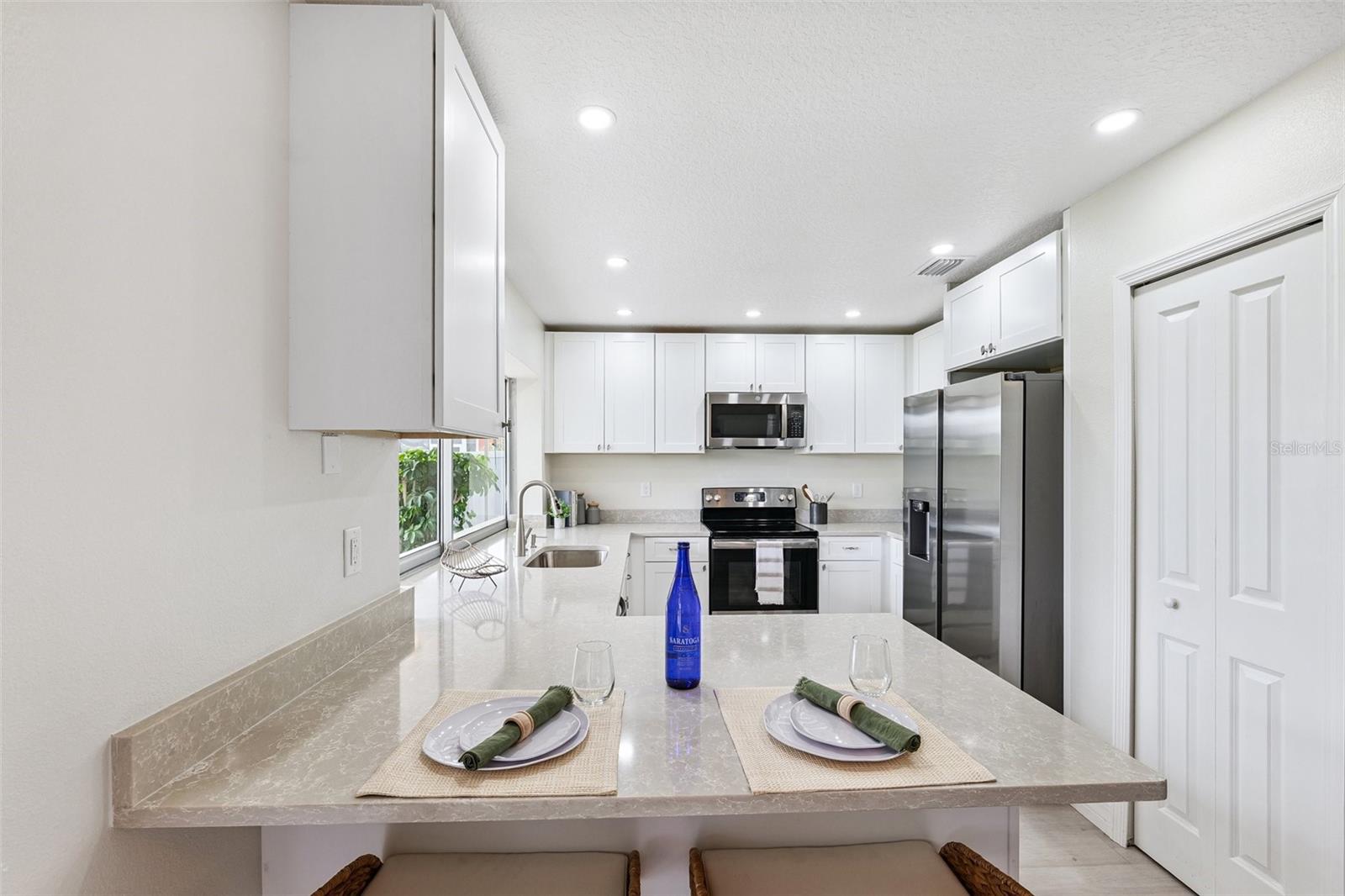 Listing photo id 13 for 6521 Bimini Court