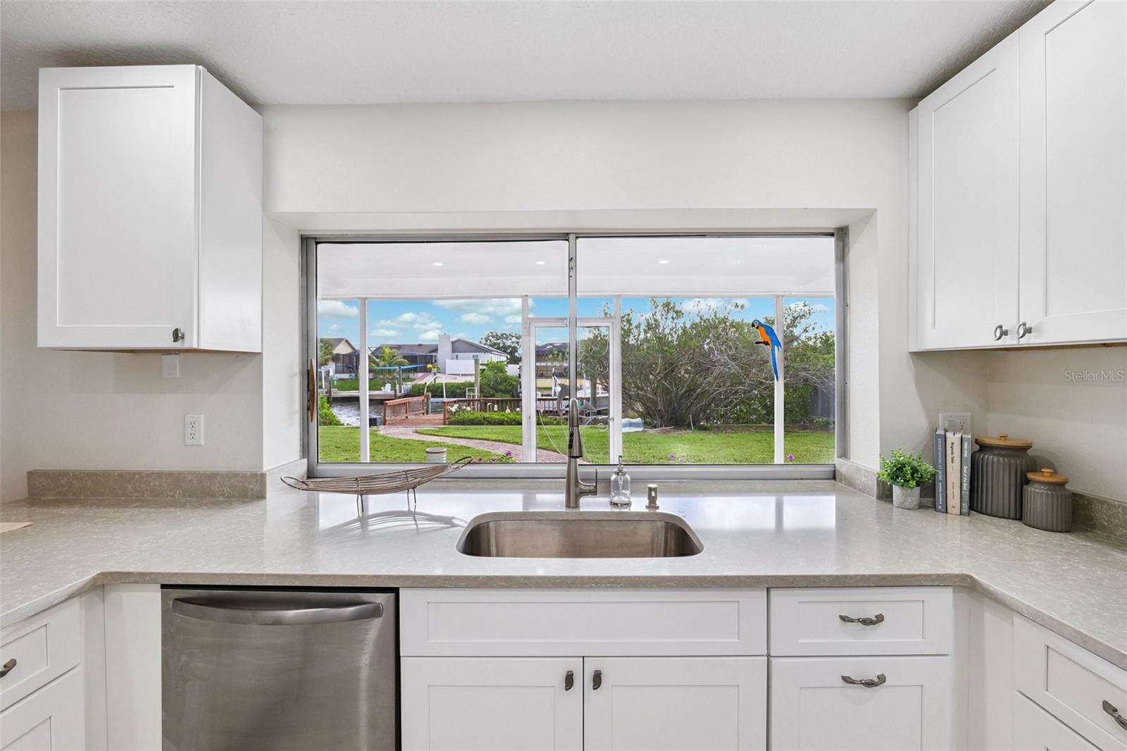 Listing photo id 16 for 6521 Bimini Court