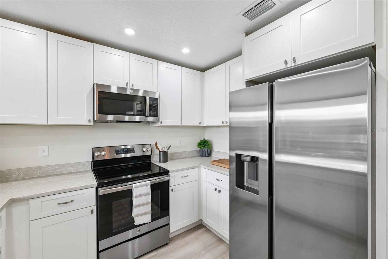 Listing photo id 17 for 6521 Bimini Court