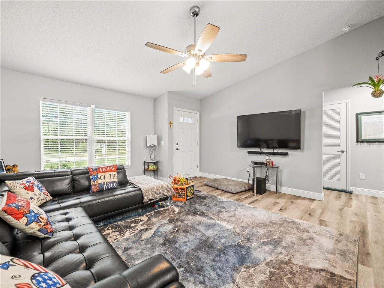 Listing photo id 4 for 8737 Spikes Way