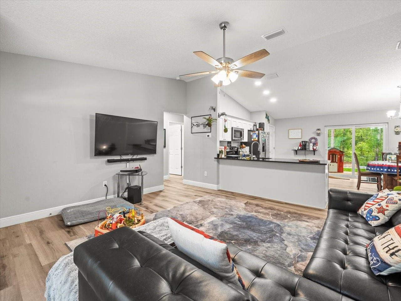 Listing photo id 7 for 8737 Spikes Way