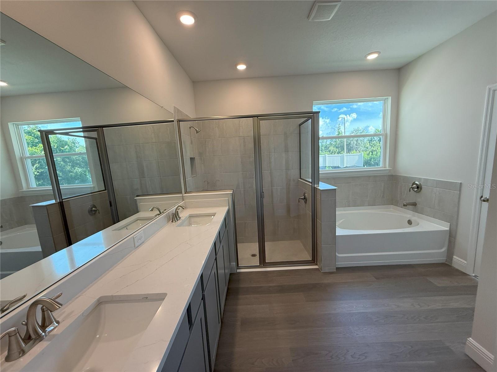 Listing photo id 9 for 2113 Warren Acres Boulevard