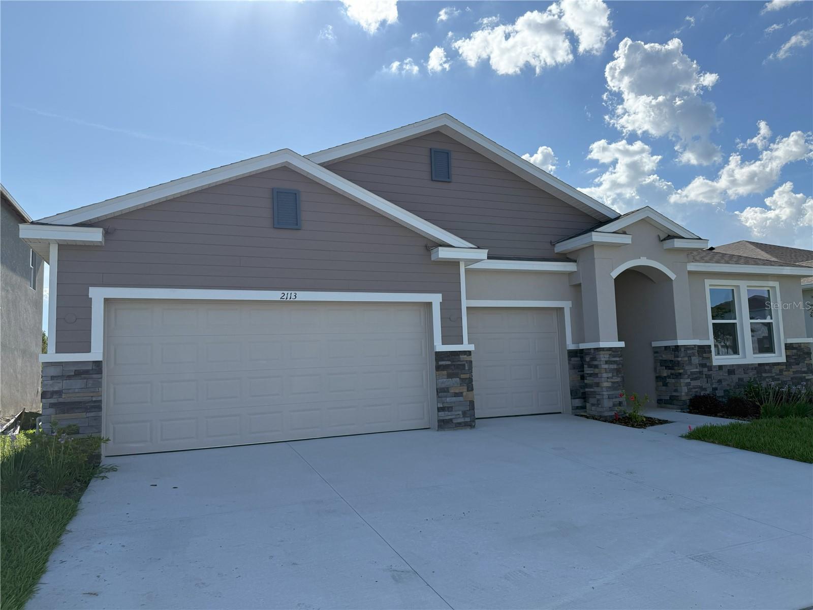 Listing photo id 0 for 2113 Warren Acres Boulevard