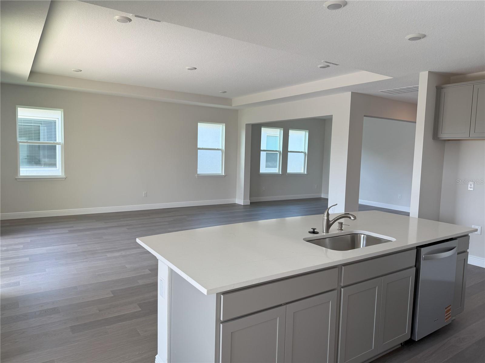 Listing photo id 4 for 2113 Warren Acres Boulevard