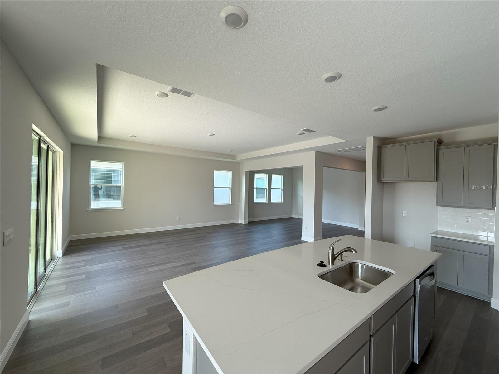 Listing photo id 5 for 2113 Warren Acres Boulevard