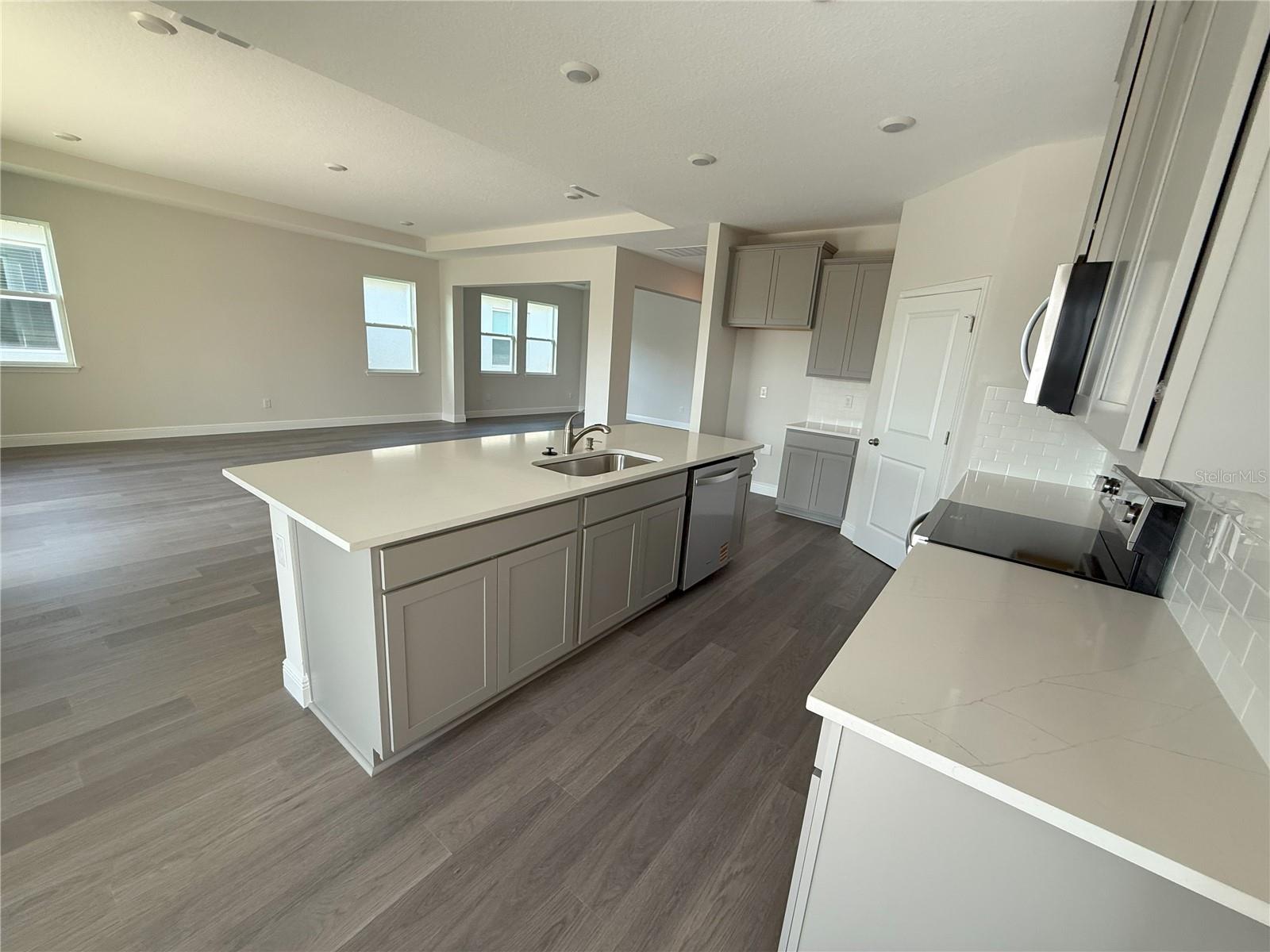 Listing photo id 7 for 2113 Warren Acres Boulevard