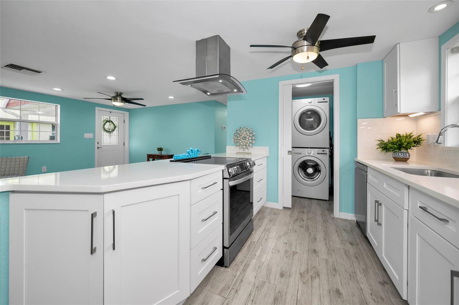 Listing photo id 17 for 13232 Carol Drive