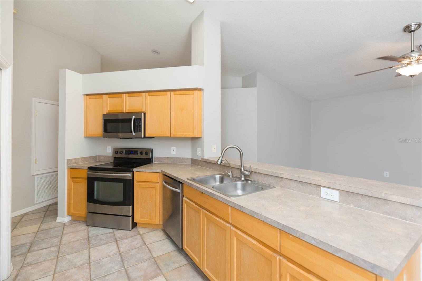 Image 6 of 20 For 4550 Roundview Court