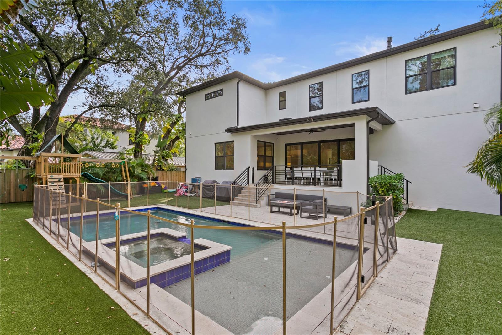 Listing photo id 1 for 503 Davis Boulevard