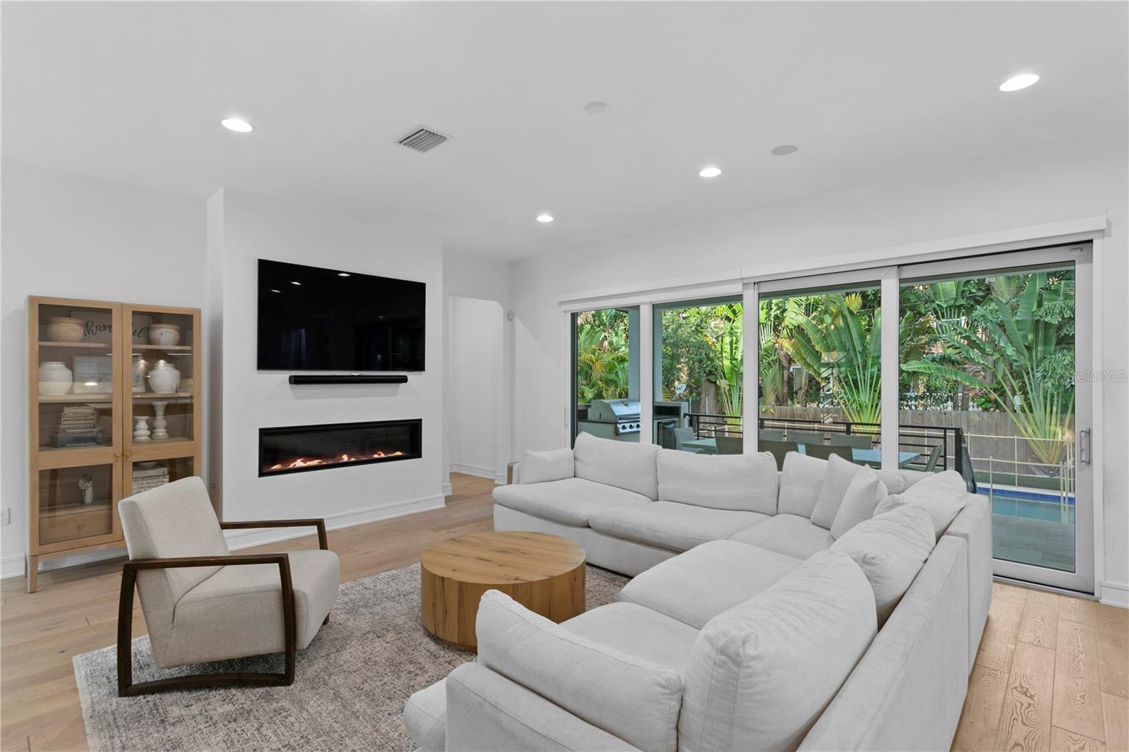 Listing photo id 5 for 503 Davis Boulevard