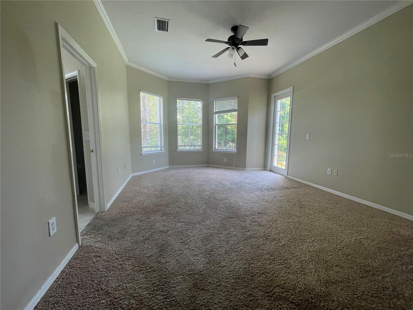 Listing photo id 11 for 405 Islebay Drive