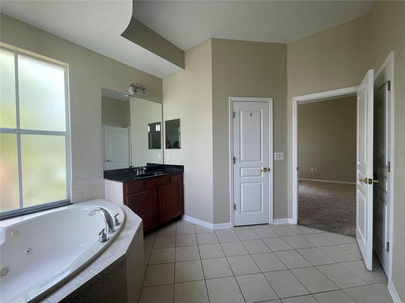 Listing photo id 14 for 405 Islebay Drive