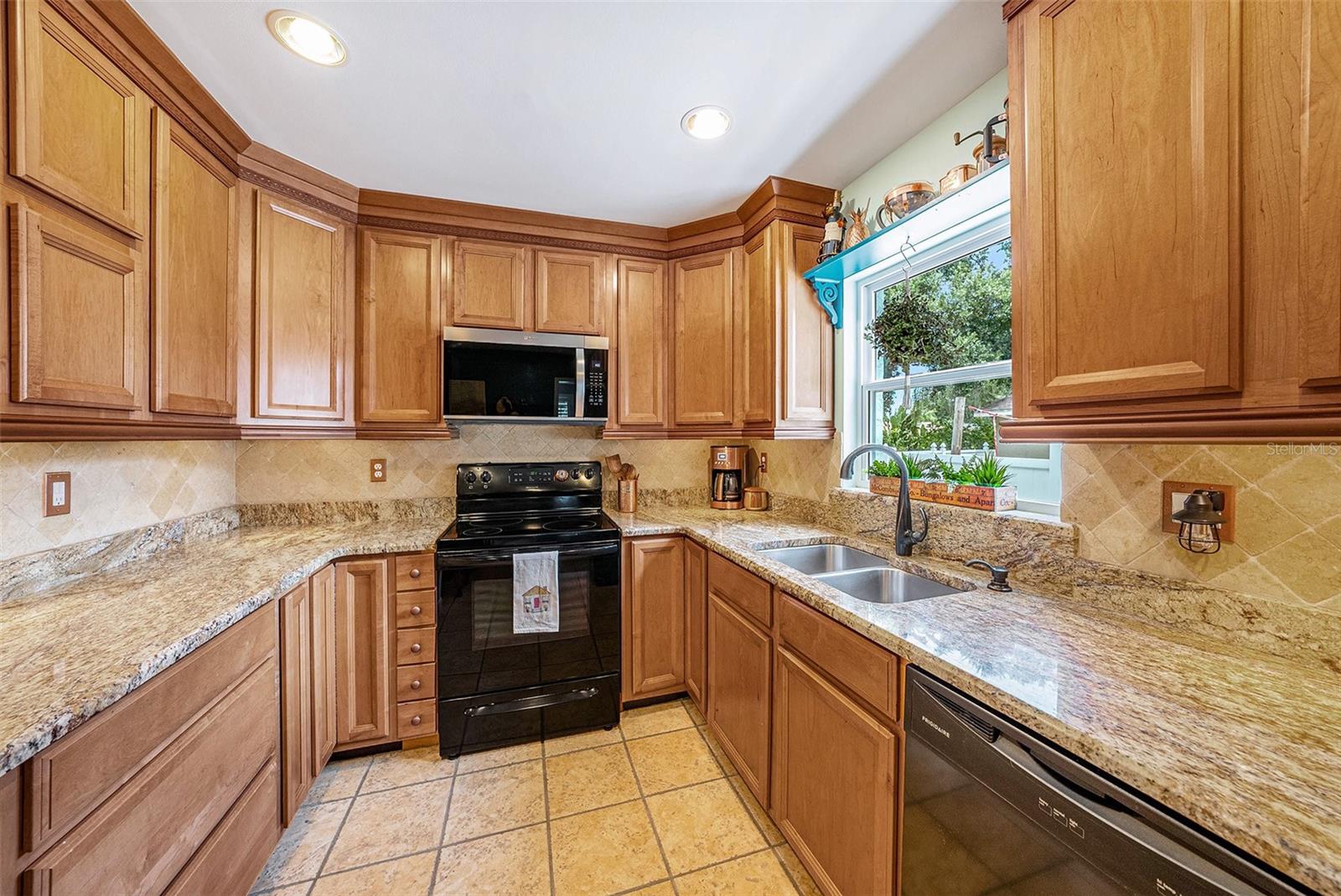 Listing photo id 11 for 19 Harbor Oaks Circle