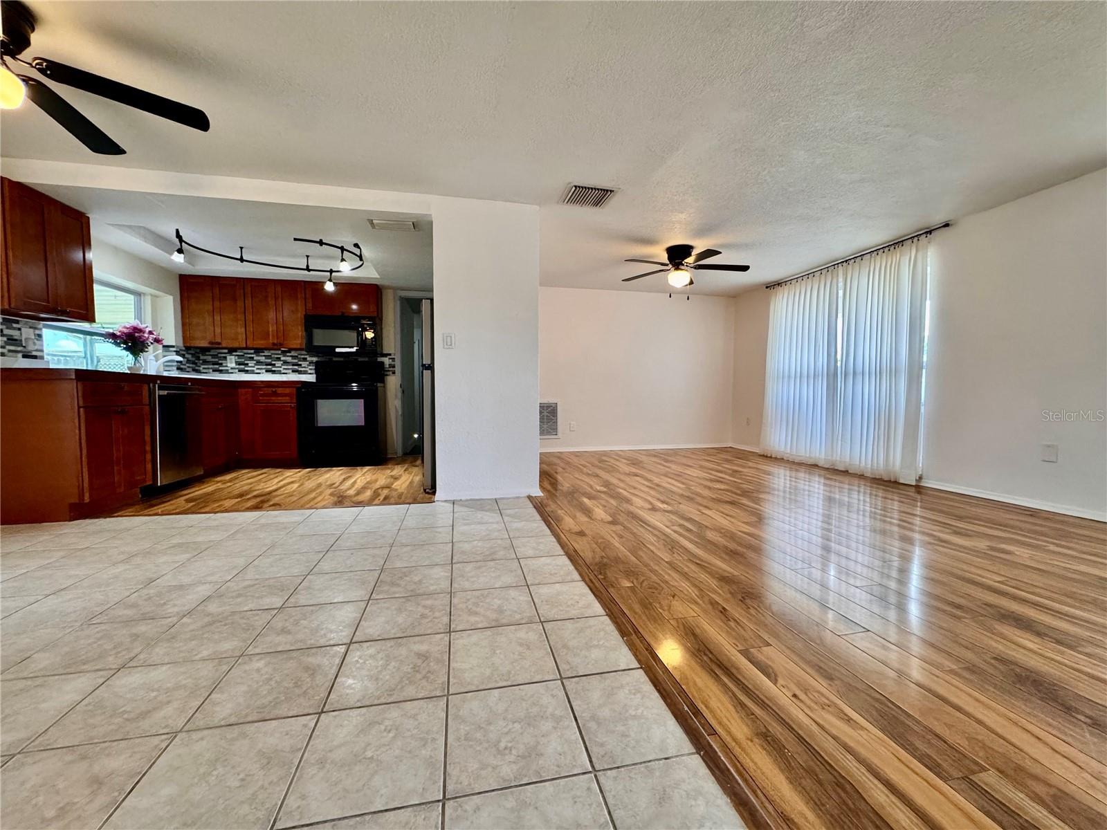 Image 7 of 27 For 3902 Glissade Drive