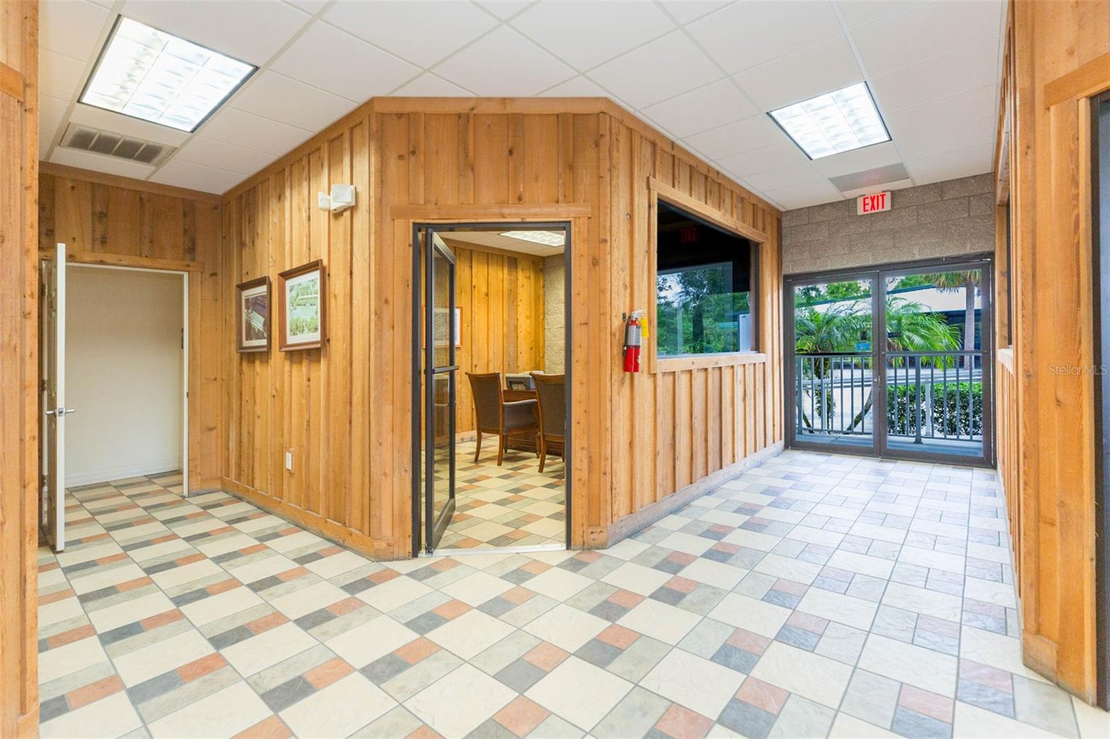 Listing photo id 11 for 13815 21st Street