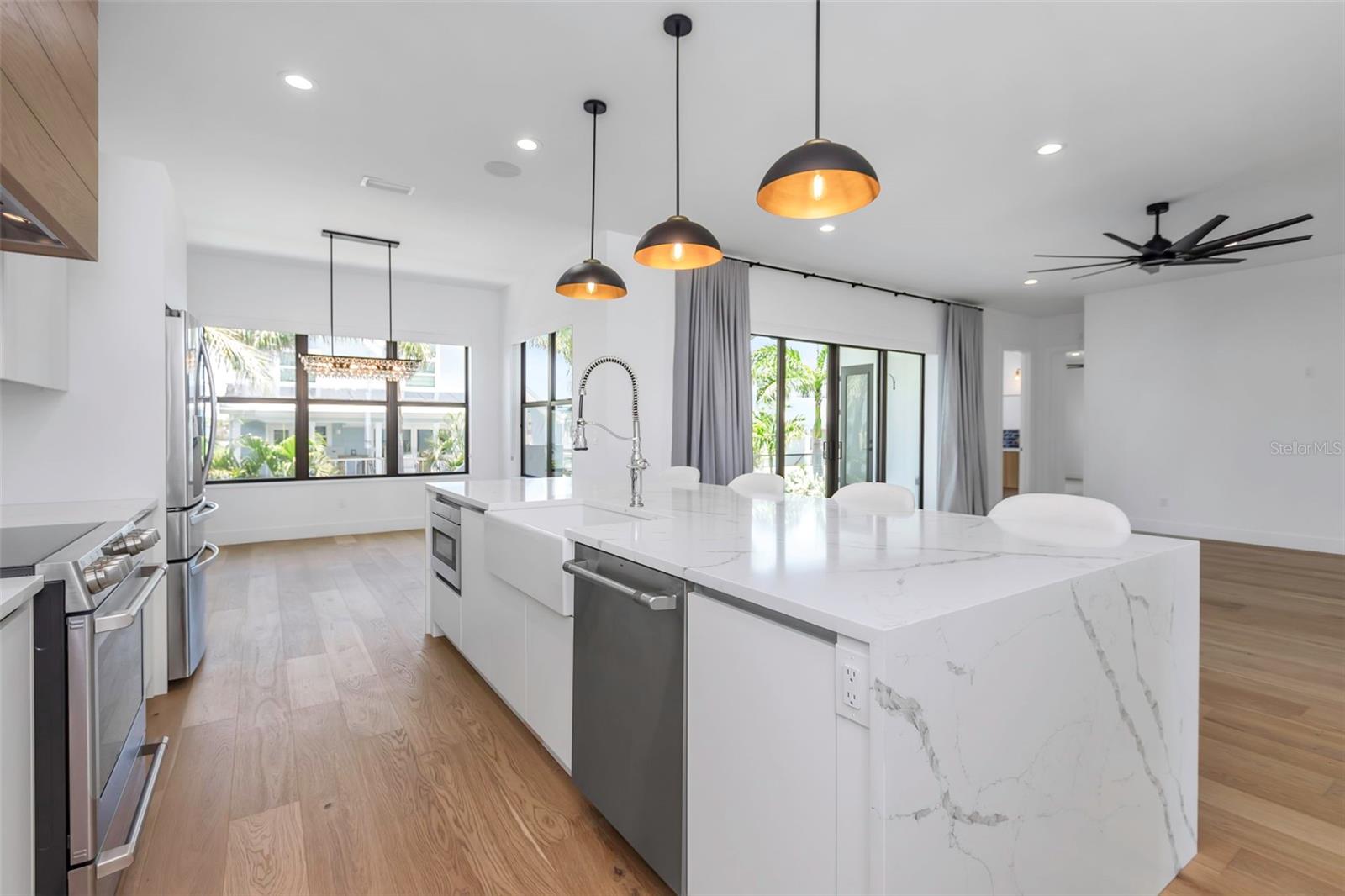 Image 11 of 69 For 5924 Bayview Circle S