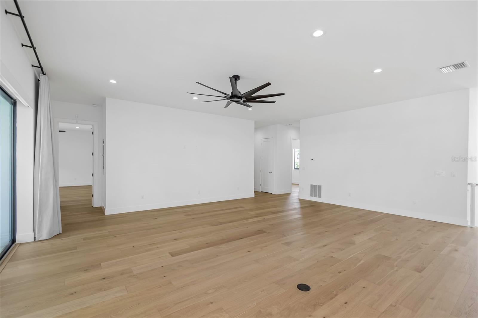 Image 12 of 69 For 5924 Bayview Circle S