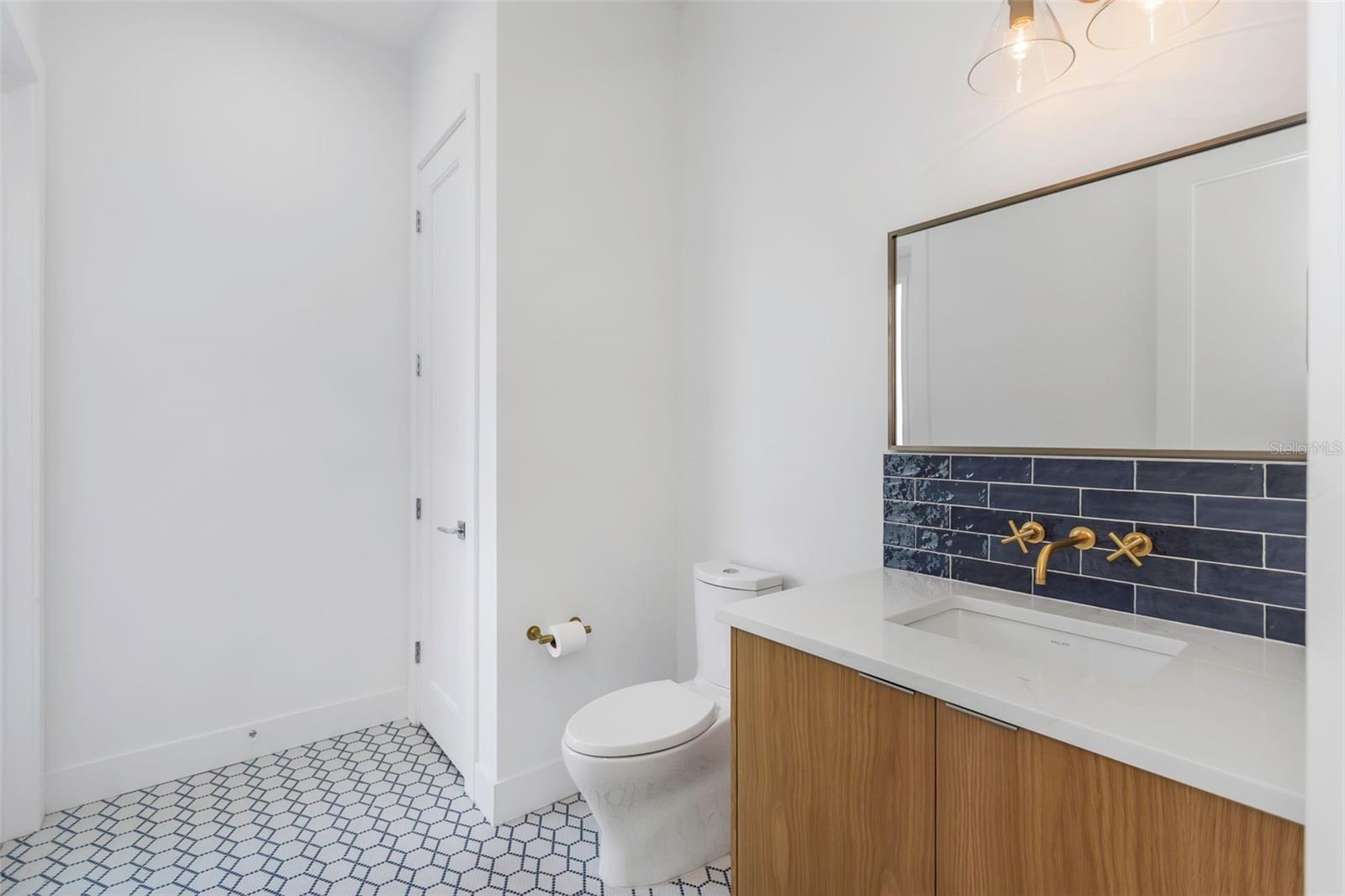 Image 19 of 69 For 5924 Bayview Circle S