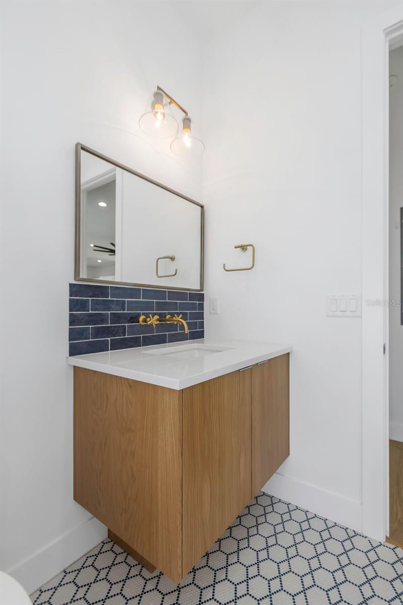 Image 20 of 69 For 5924 Bayview Circle S