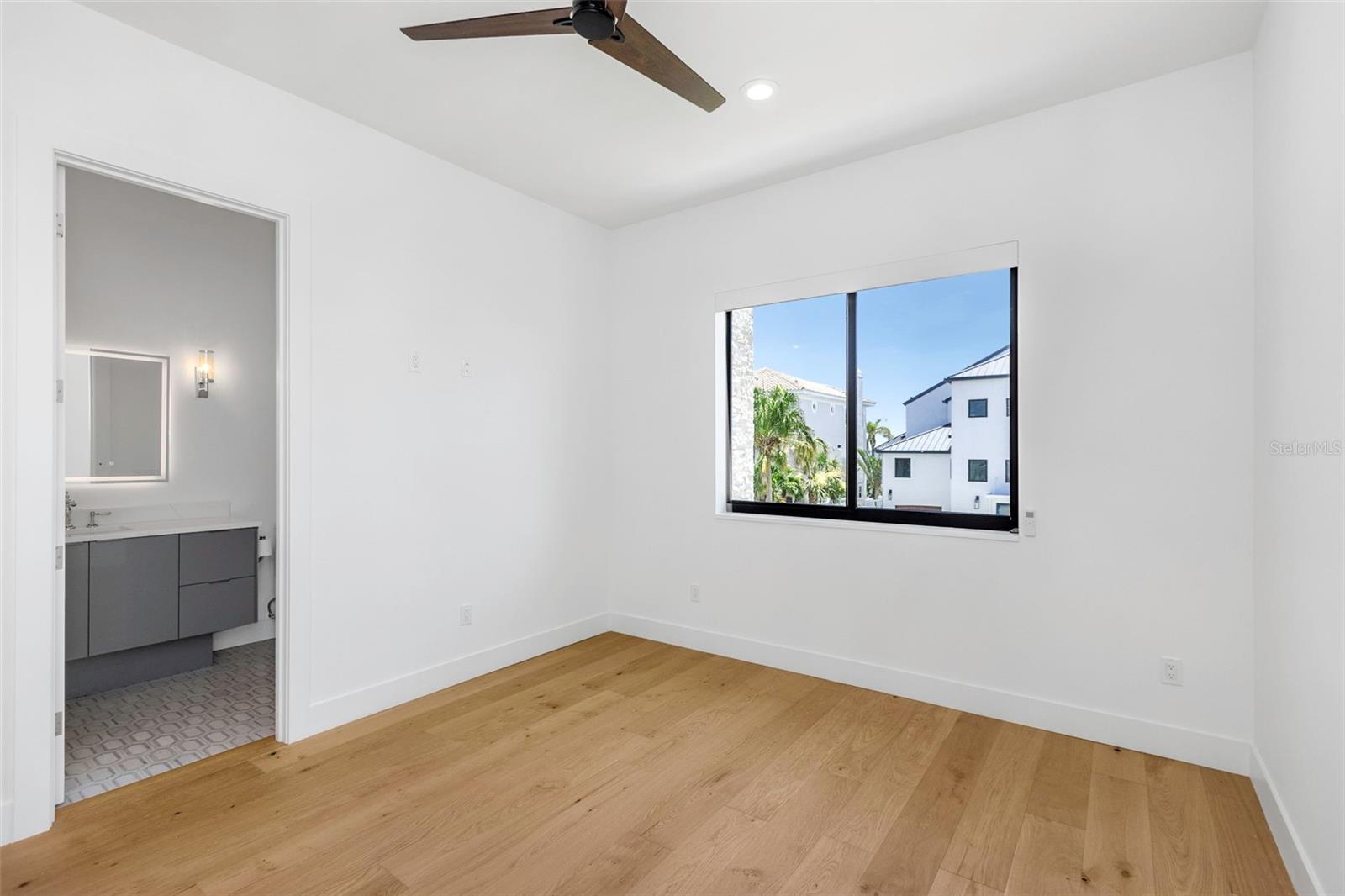 Image 32 of 69 For 5924 Bayview Circle S