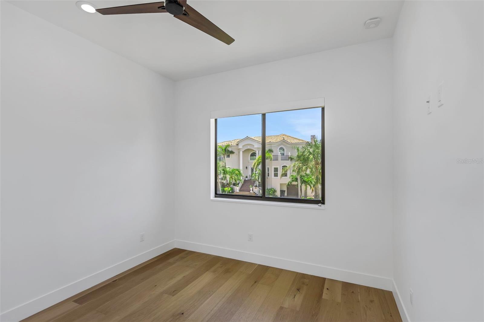 Image 39 of 69 For 5924 Bayview Circle S