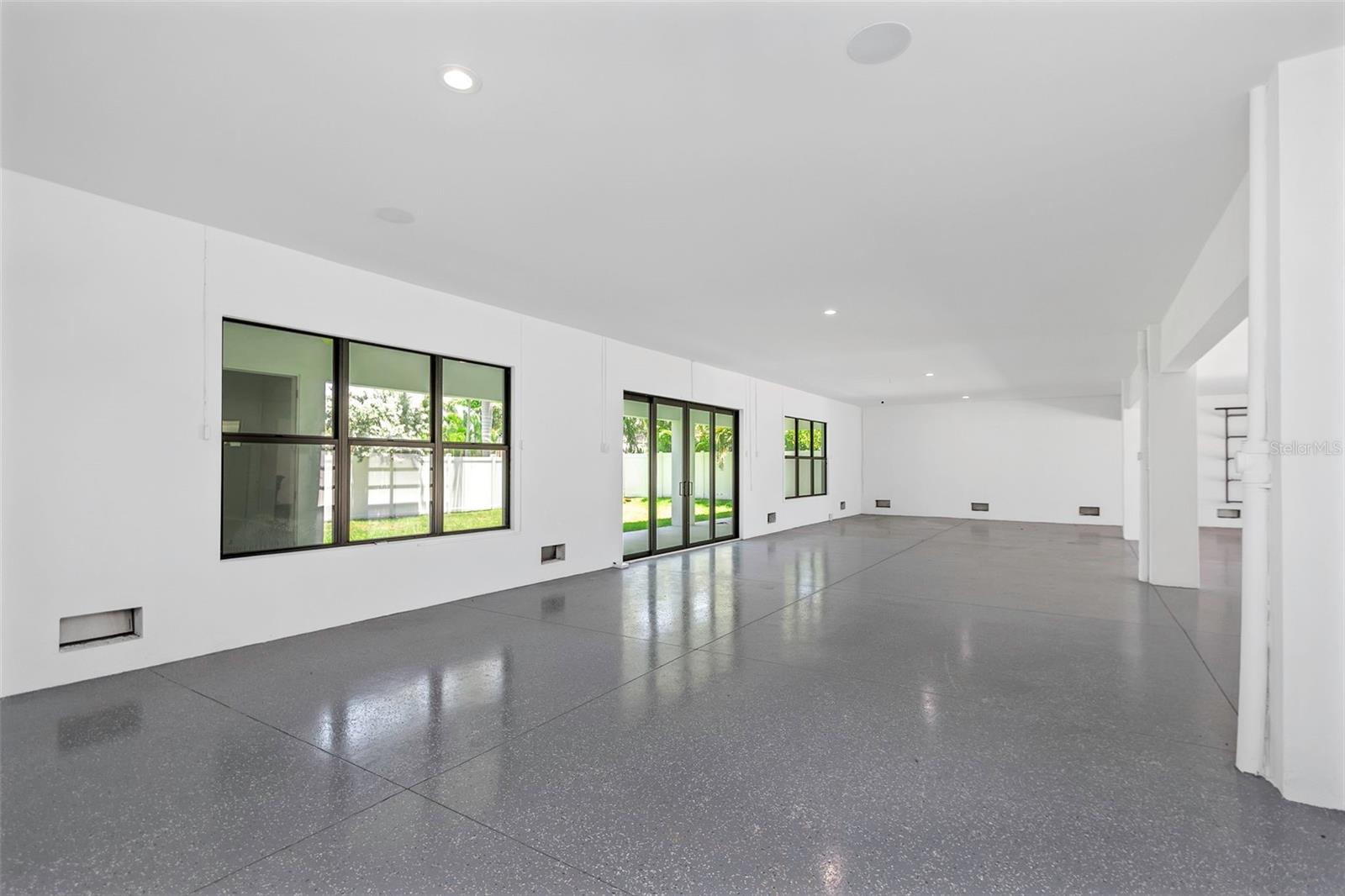 Image 46 of 69 For 5924 Bayview Circle S