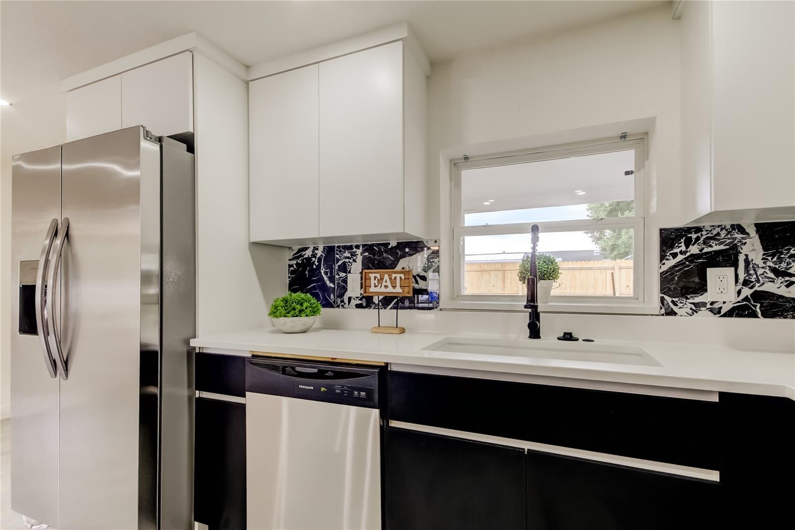 Listing photo id 21 for 3025 Palamore Drive