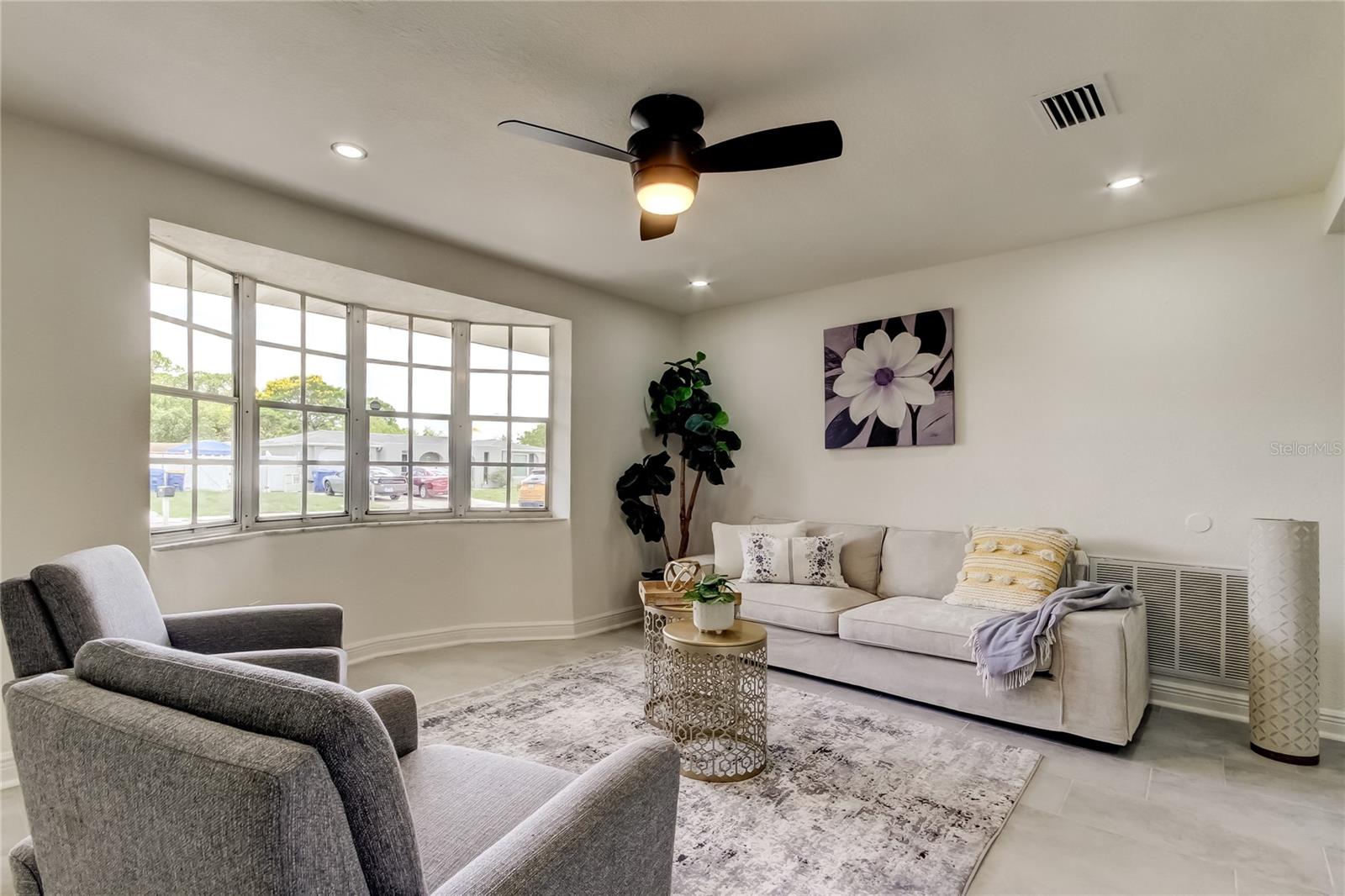 Listing photo id 2 for 3025 Palamore Drive