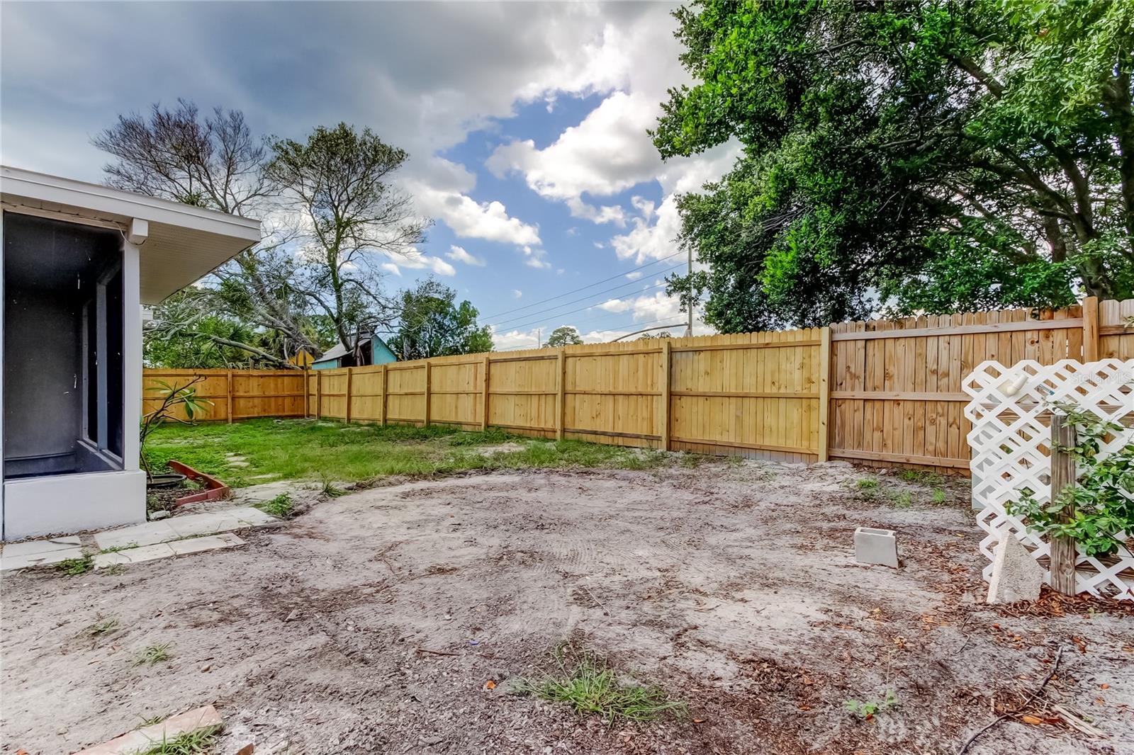 Listing photo id 39 for 3025 Palamore Drive