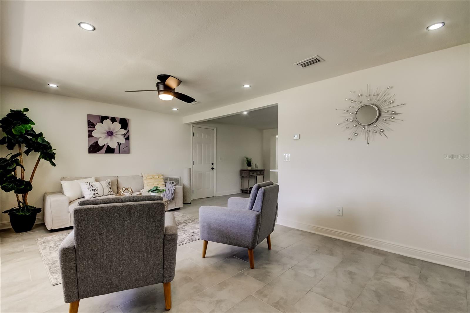 Listing photo id 3 for 3025 Palamore Drive