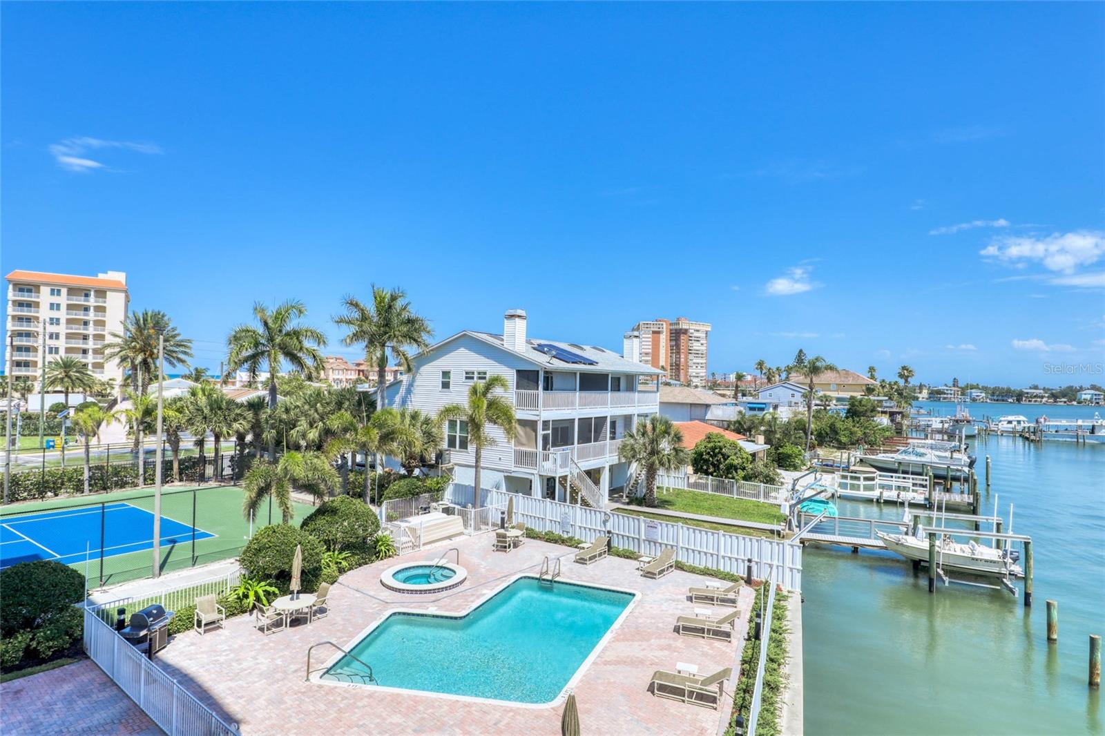 Image 36 of 48 For 17715 Gulf Boulevard 303