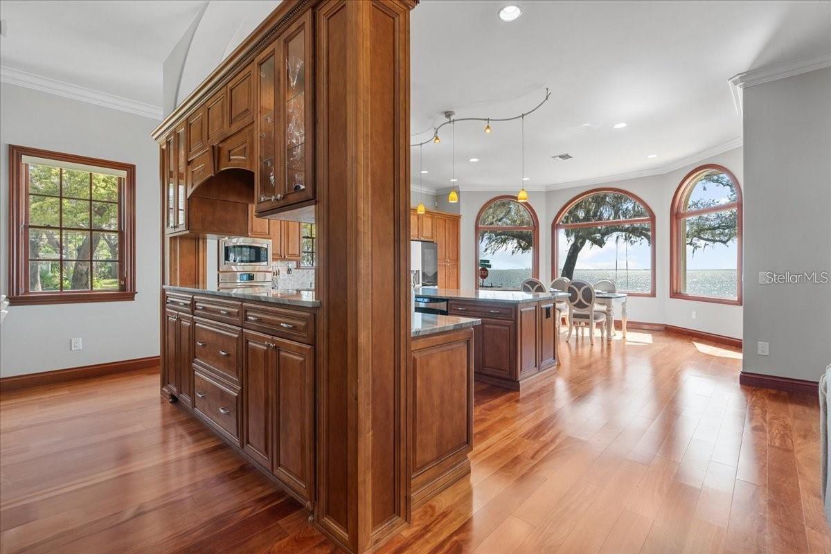Image 14 of 46 For 827 Bayshore Drive