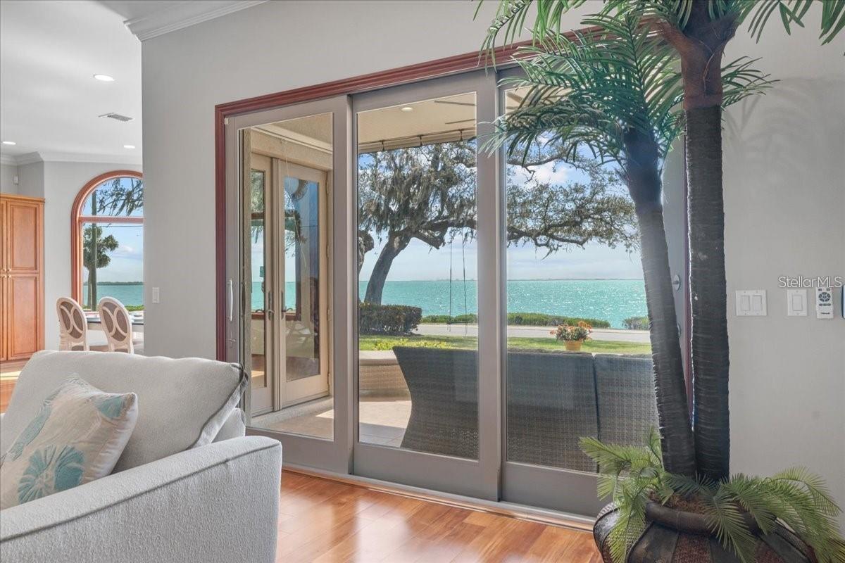 Image 25 of 46 For 827 Bayshore Drive