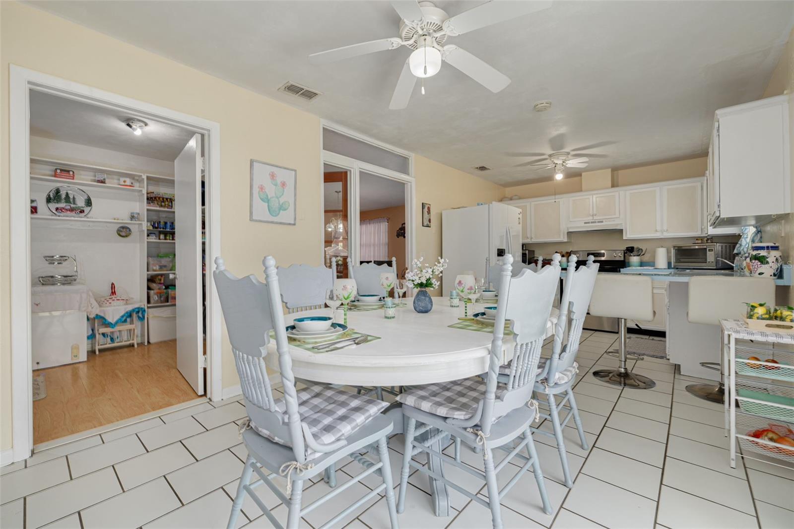 Listing photo id 8 for 21078 Honeysuckle Street