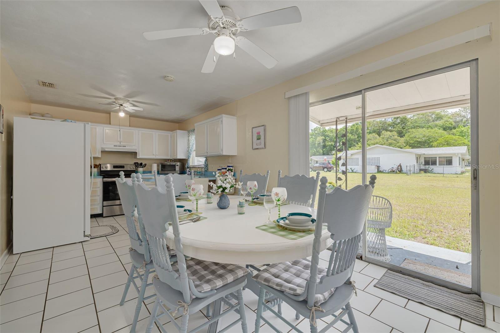 Listing photo id 10 for 21078 Honeysuckle Street