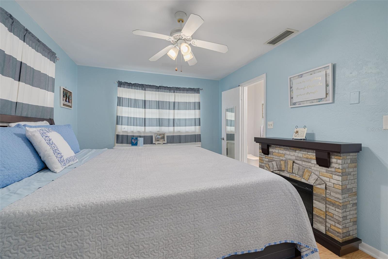 Listing photo id 15 for 21078 Honeysuckle Street