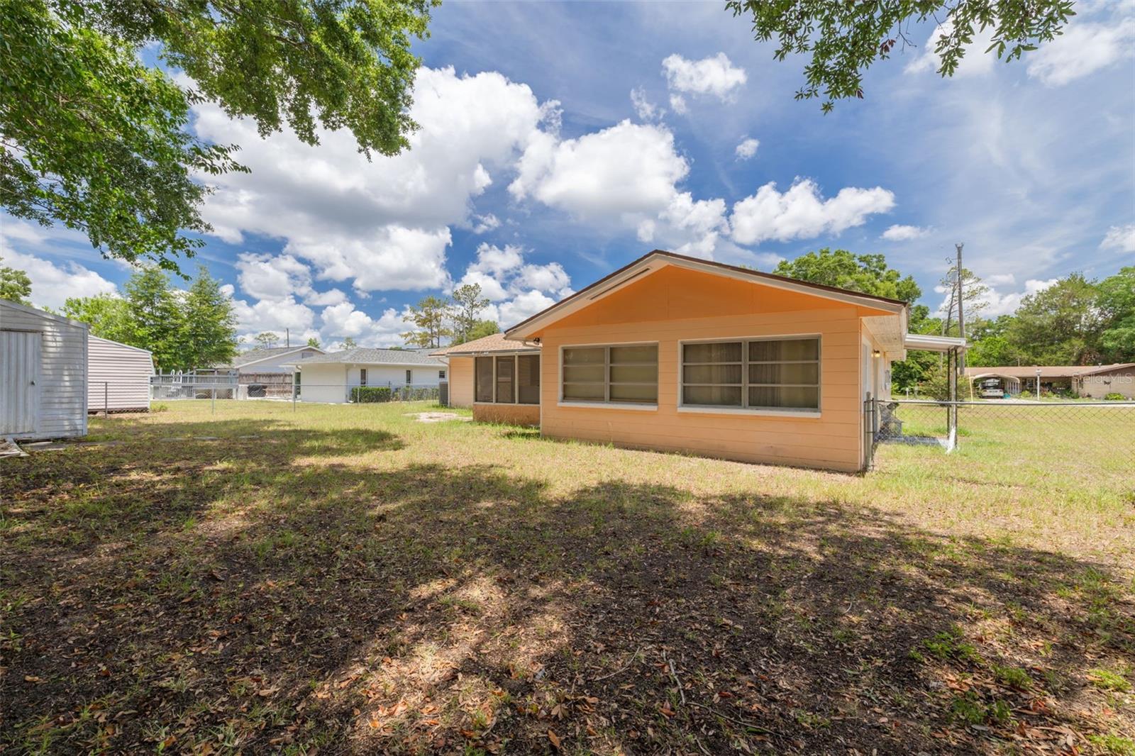 Listing photo id 25 for 21078 Honeysuckle Street