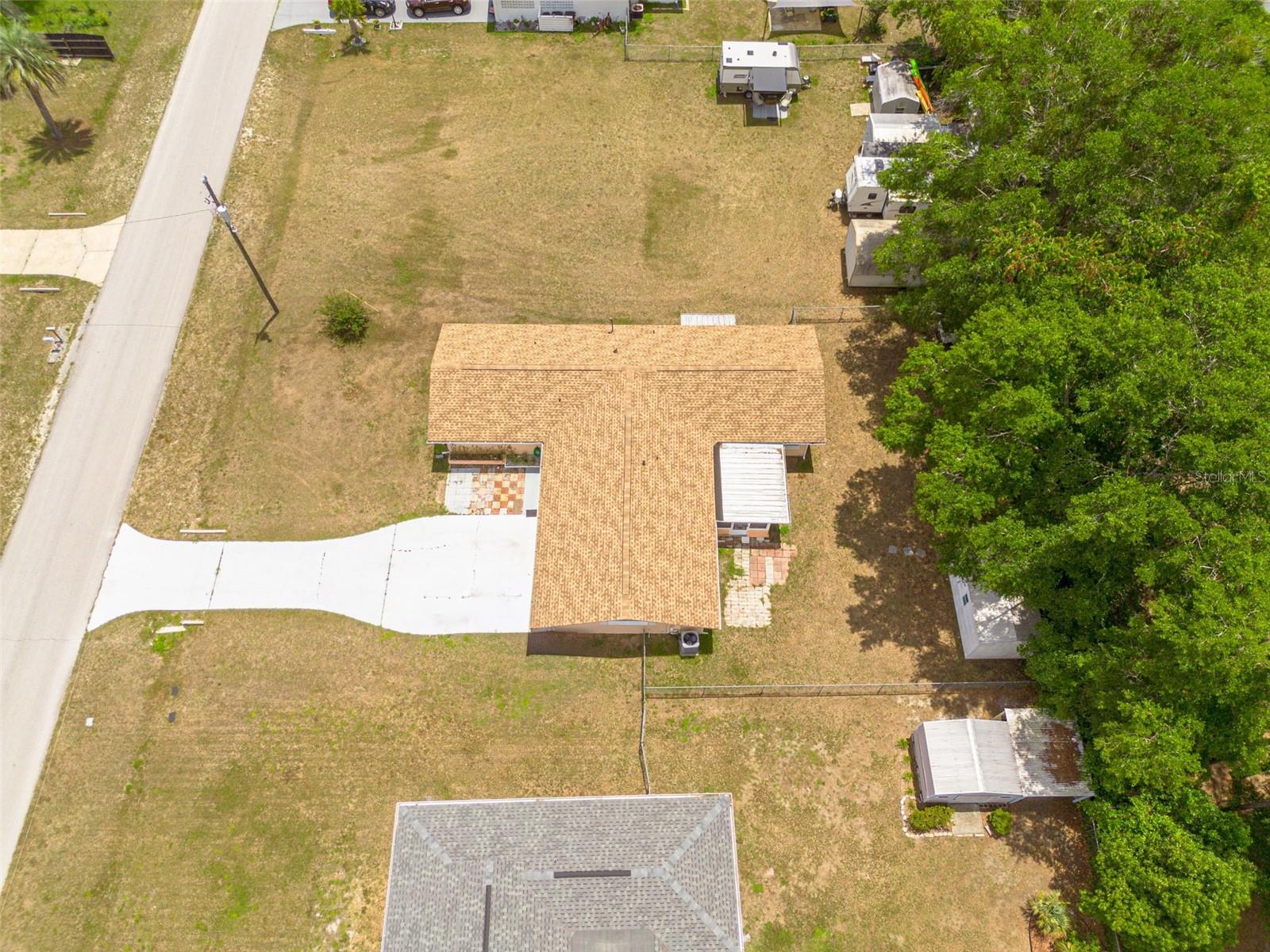 Listing photo id 26 for 21078 Honeysuckle Street