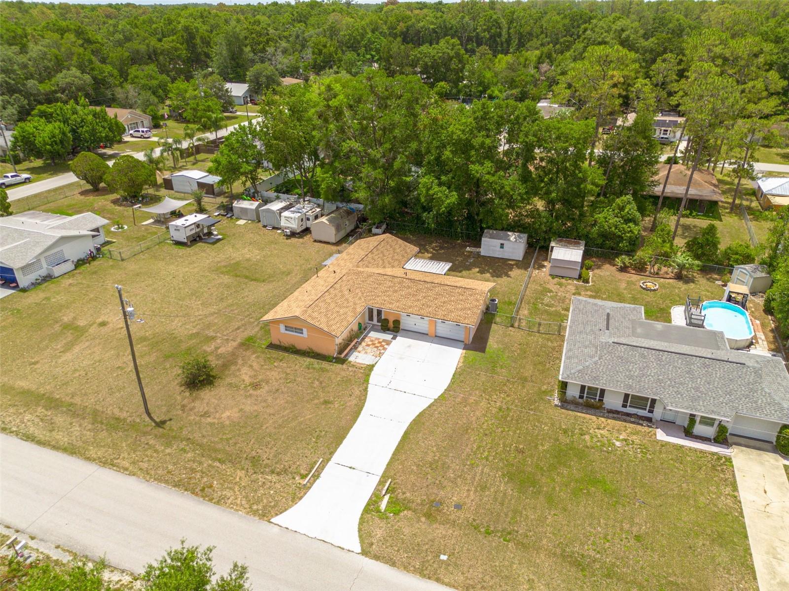 Listing photo id 29 for 21078 Honeysuckle Street