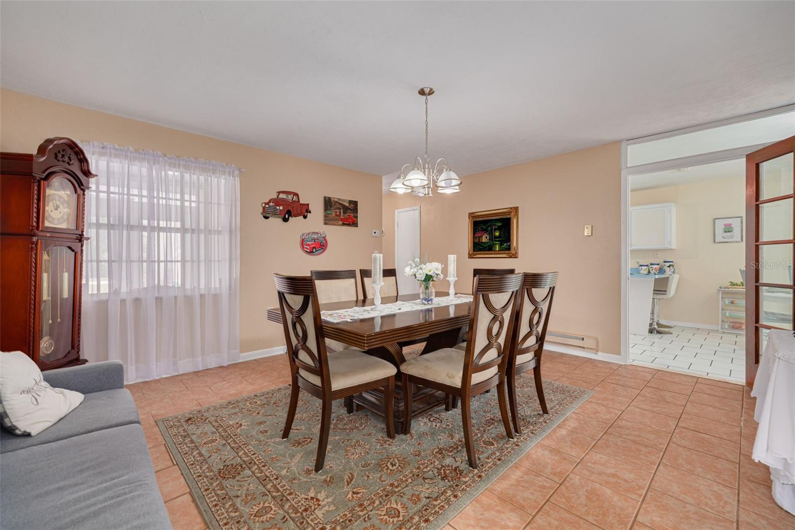 Listing photo id 4 for 21078 Honeysuckle Street